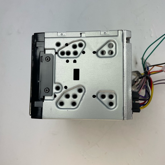 Blaupunkt CAMDEM18 6.9-in. Double-DIN Digital Media Receiver/ Bluetooth 🔊 - Picture 6 of 10